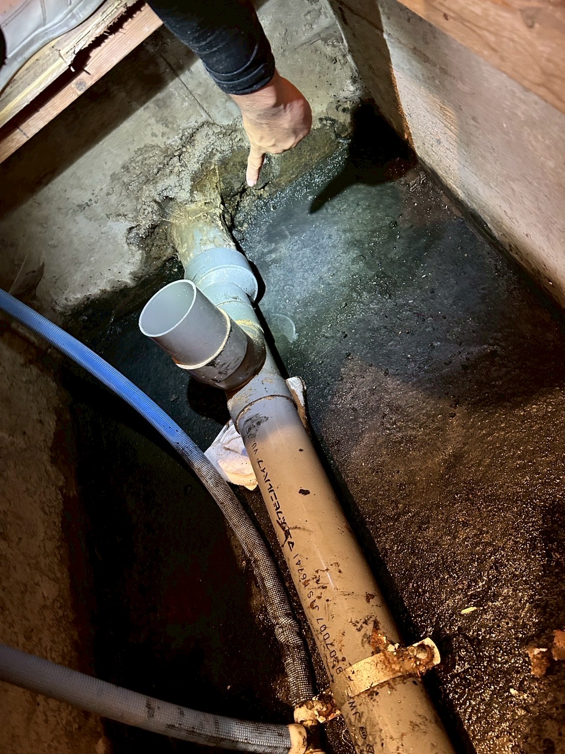 奈良市にて築50年住宅でコバエ発生〈排水管トラブルによる床下水漏れと害虫駆除〉 施工前