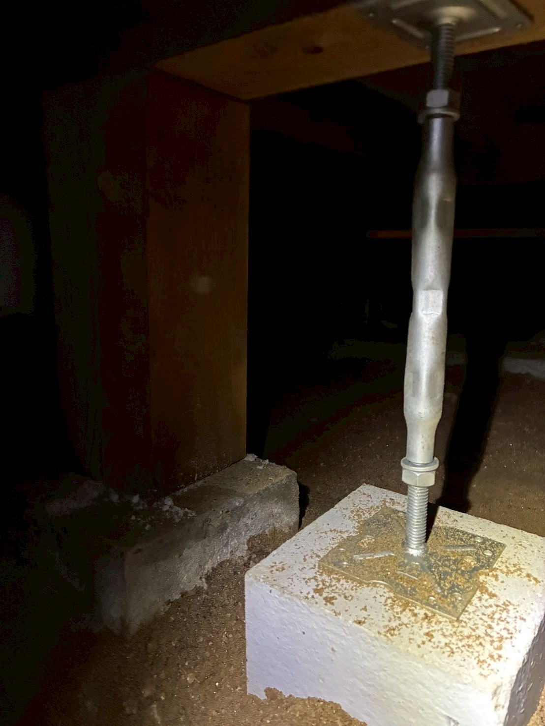 奈良市にてシロアリ駆除・床下補修・調湿工事〈玄関框のきしみから発見された被害〉 施工後