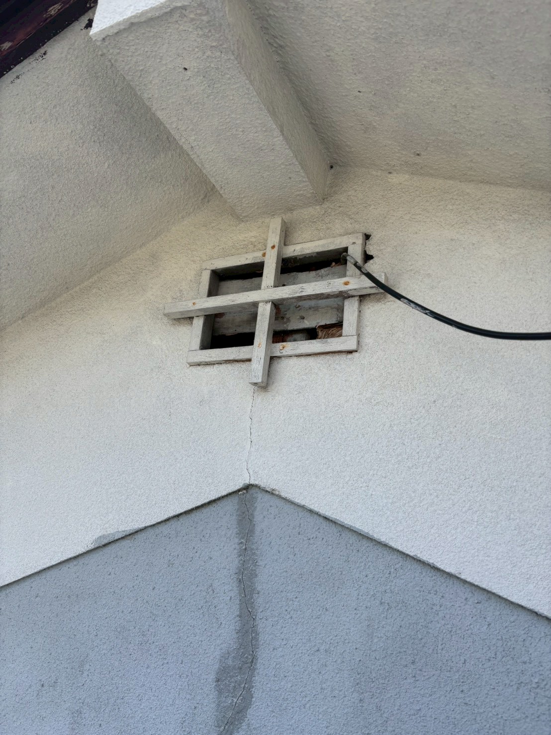 奈良市四条大路のご住宅にてハチ駆除および侵入口塞ぎ工事 施工前